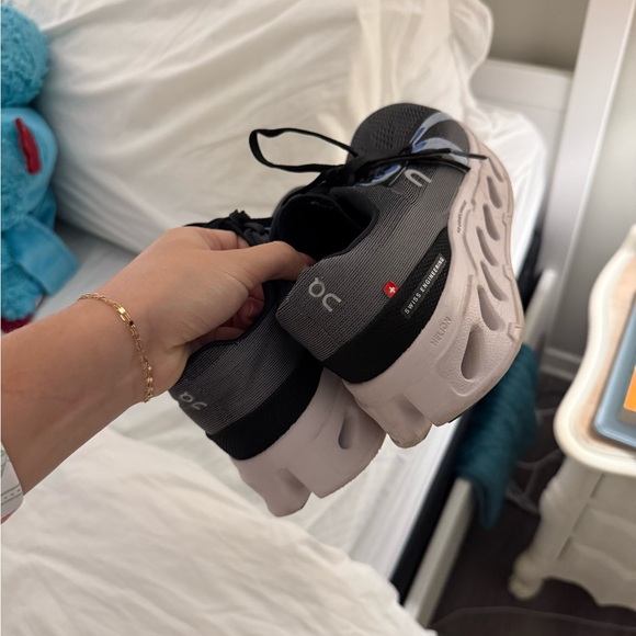 Women’s On Cloud Tennis Shoes - Picture 4 of 6